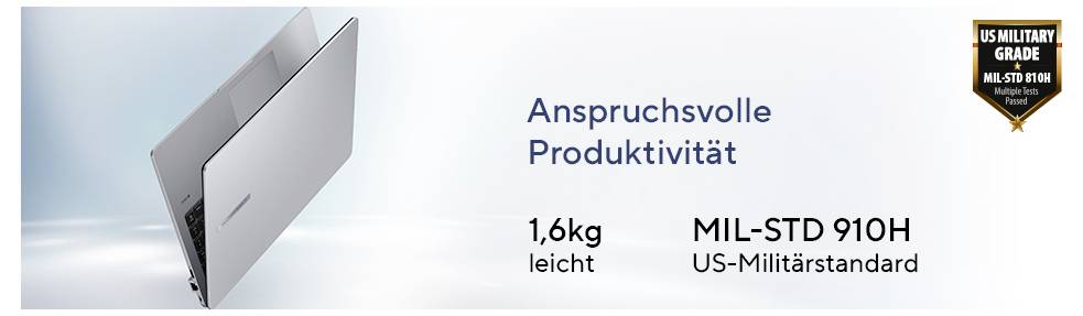 Eine Person in einer Warnweste bedient eine Bodenreinigungsmaschine in einer Industriewerkstatt, umgeben von Maschinen und Werkzeugen.