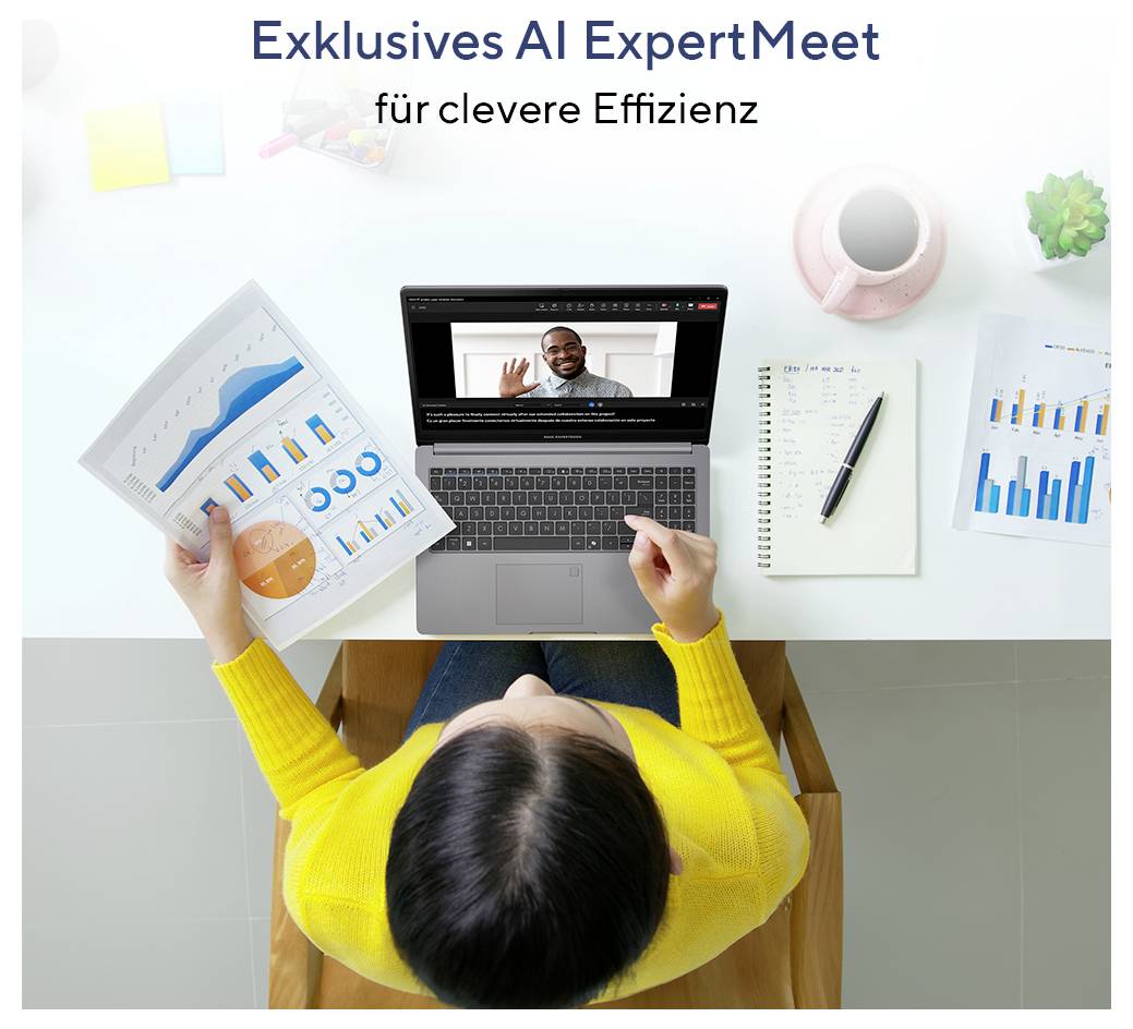 'Person am Schreibtisch mit Laptop, betrachtet Webinar-Video. Auf dem Tisch sind Kaffeetasse, Grafiken und Notizbuch. Überschrift: Exklusives AI ExpertMeet.'