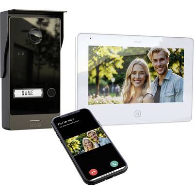 Ein Türklingelsystem mit einem Videobildschirm, auf dem zwei lächelnde Menschen im Freien zu sehen sind, und ein Smartphone, das dasselbe Bild für die Fernüberwachung anzeigt.