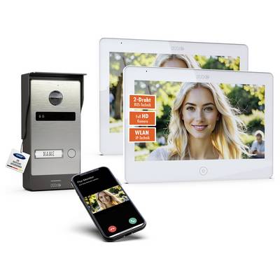 „Sprechanlage mit Bildschirmen, auf denen eine lächelnde Frau zu sehen ist. Beinhaltet ein Smartphone, das eine Videotelefonie-Schnittstelle anzeigt. Beschriftungen heben folgende Funktionen hervor: 2-Draht, HD-Kamera, Wi-Fi-IP-Technologie."