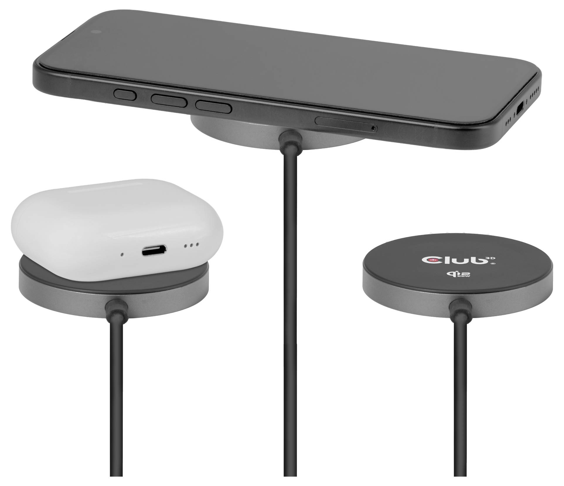 Ein magnetisches kabelloses Ladegerät mit zwei Ladepads, auf denen ein Smartphone und ein Ohrhörer-Etui liegen. Das Ladegerät zeigt das "Club"-Logo.