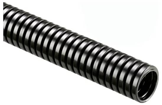 Ein schwarzer, aufgerollter Rohrleitungsschlauch mit einer glänzenden, gerippten Oberfläche, der sich diagonal über einen weißen Hintergrund erstreckt.