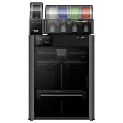 Ein 3D-Drucker mit mehreren Filamentspulen in Schwarz, Weiß, Blau, Grün und Rot, die oben geladen sind. Das Display zeigt Einstellungen und Status an.
