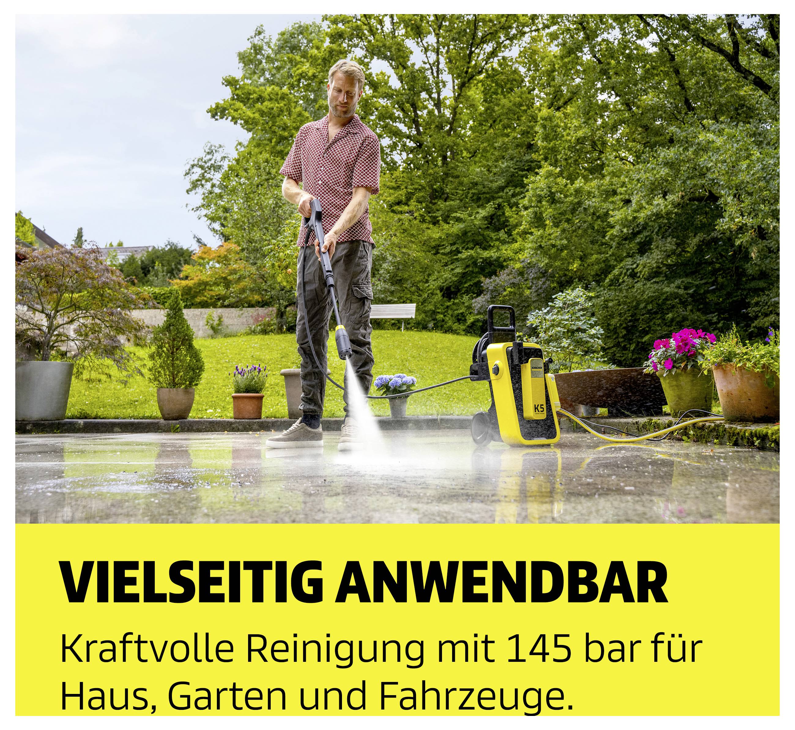 Mann reinigt eine Terrasse mit einem Hochdruckreiniger; Text: 'VIELSEITIG ANWENDBAR' und 'Kraftvolle Reinigung mit 145 bar für Haus, Garten und Fahrzeuge.'<br>