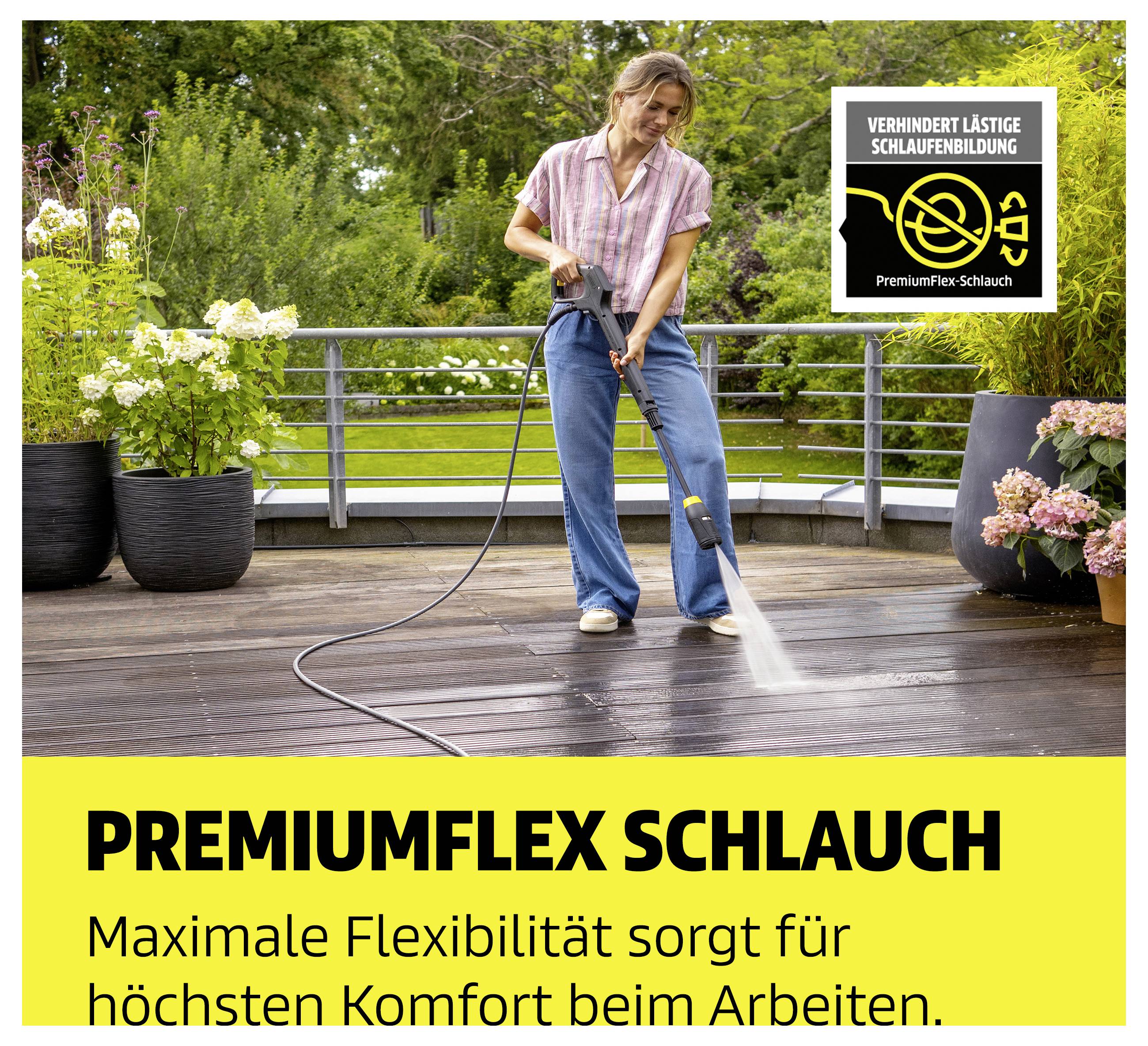 Frau reinigt mit Hochdruckreiniger eine Holzterrasse; Hinweis auf 'Premiumflex-Schlauch' für maximale Flexibilität und Komfort.