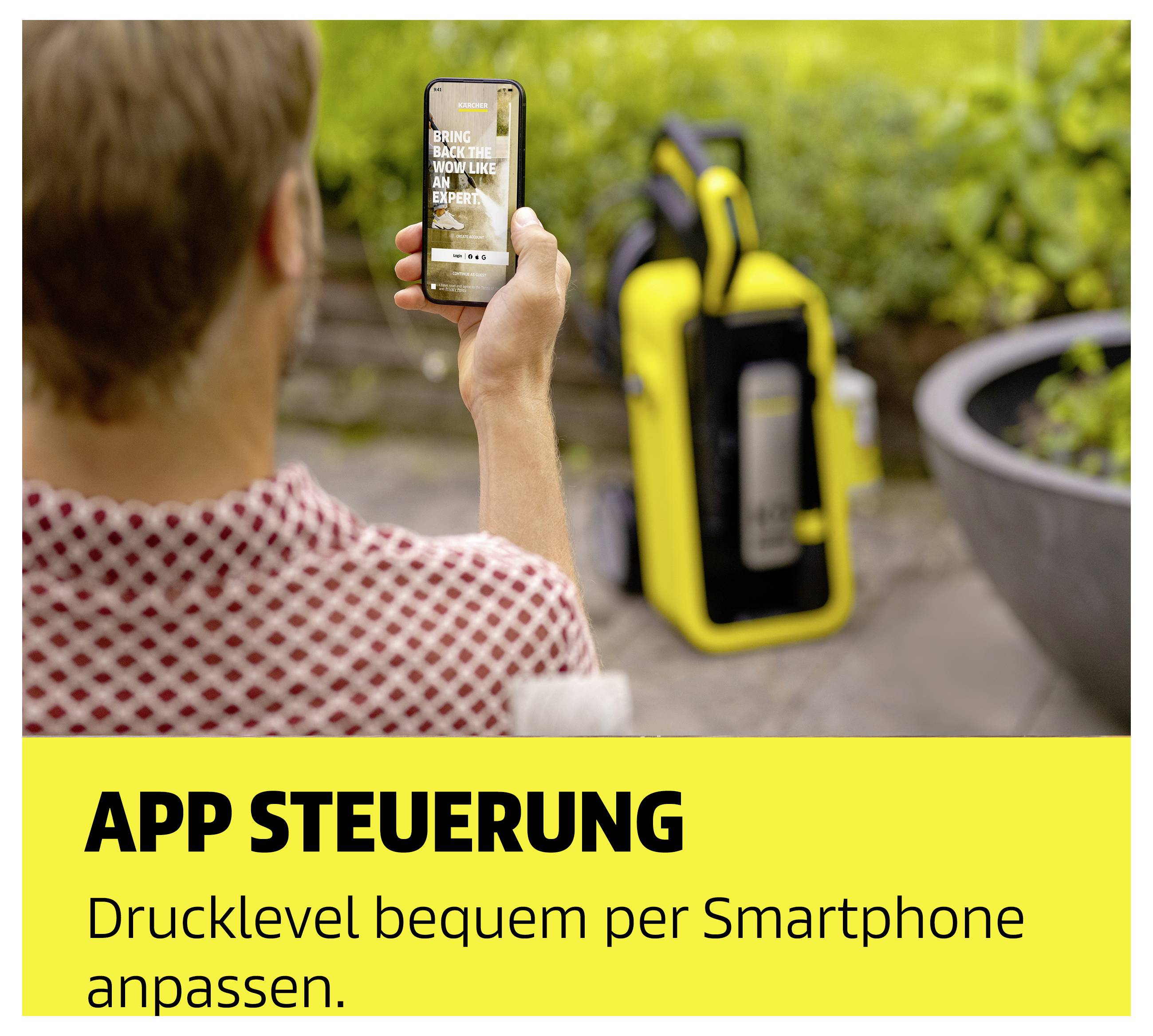 Person steuert einen gelben Hochdruckreiniger per Smartphone; Text: 'APP STEUERUNG' und 'Drucklevel bequem per Smartphone anpassen.'<br>
