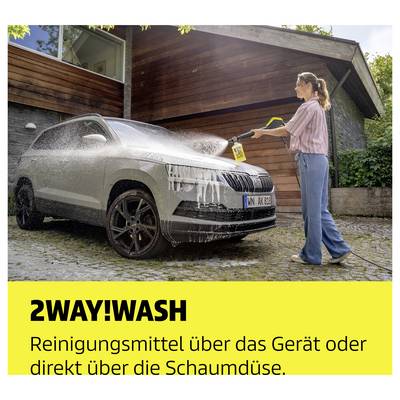 Frau reinigt ein Auto mit einem Hochdruckreiniger und Schaum; Hinweis: '2WAY!WASH' und 'Reinigungsmittel über das Gerät oder direkt über die Schaumnüse.'
