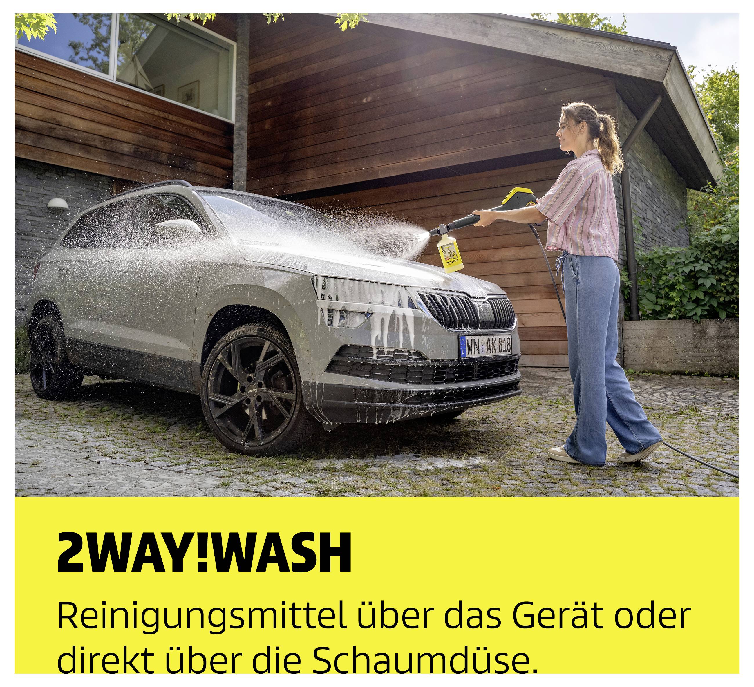 Frau reinigt ein Auto mit Hochdruckreiniger und Schaummittel; Text: '2WAY!WASH' und 'Reinigungsmittel über das Gerät oder direkt über die Schaumdüse.'