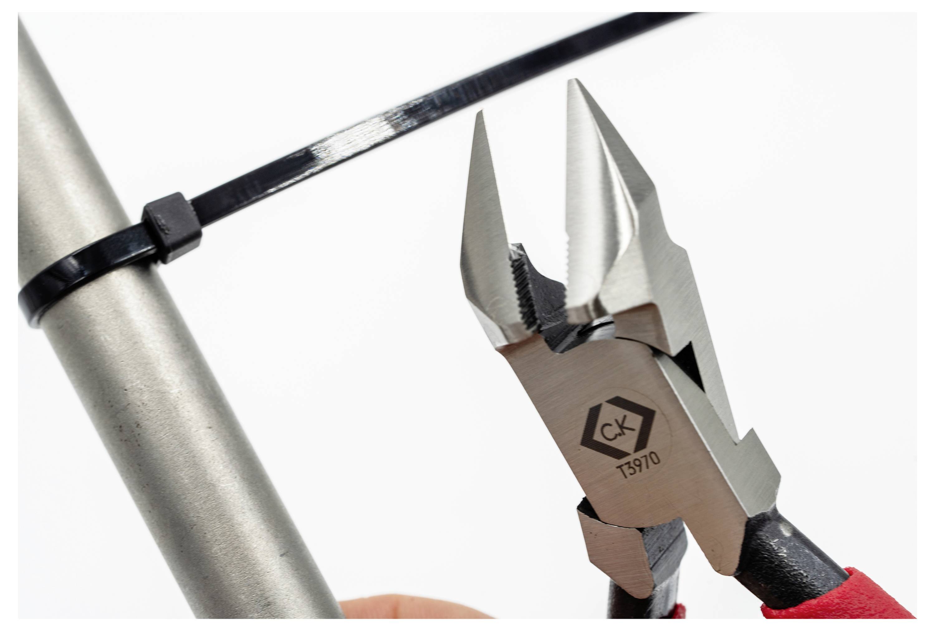 'Zange schneidet einen schwarzen Kabelbinder an einem Metallpfosten ab.'