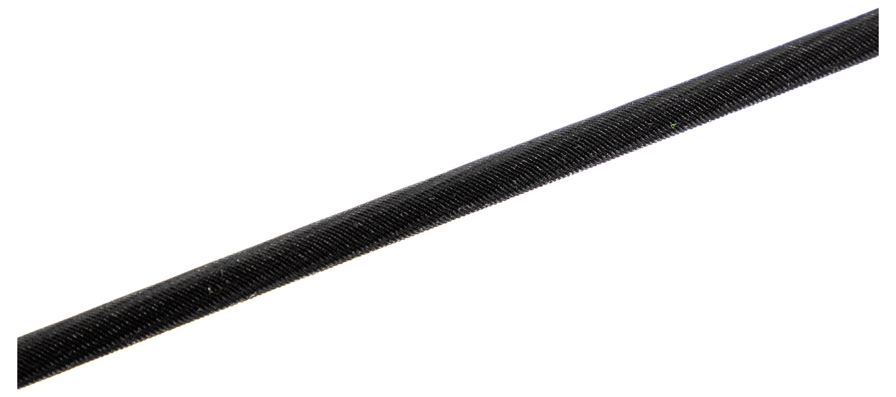 Ein schwarzes zylindrisches Kabel mit strukturierter Oberfläche ist diagonal vor einem weißen Hintergrund ausgerichtet.