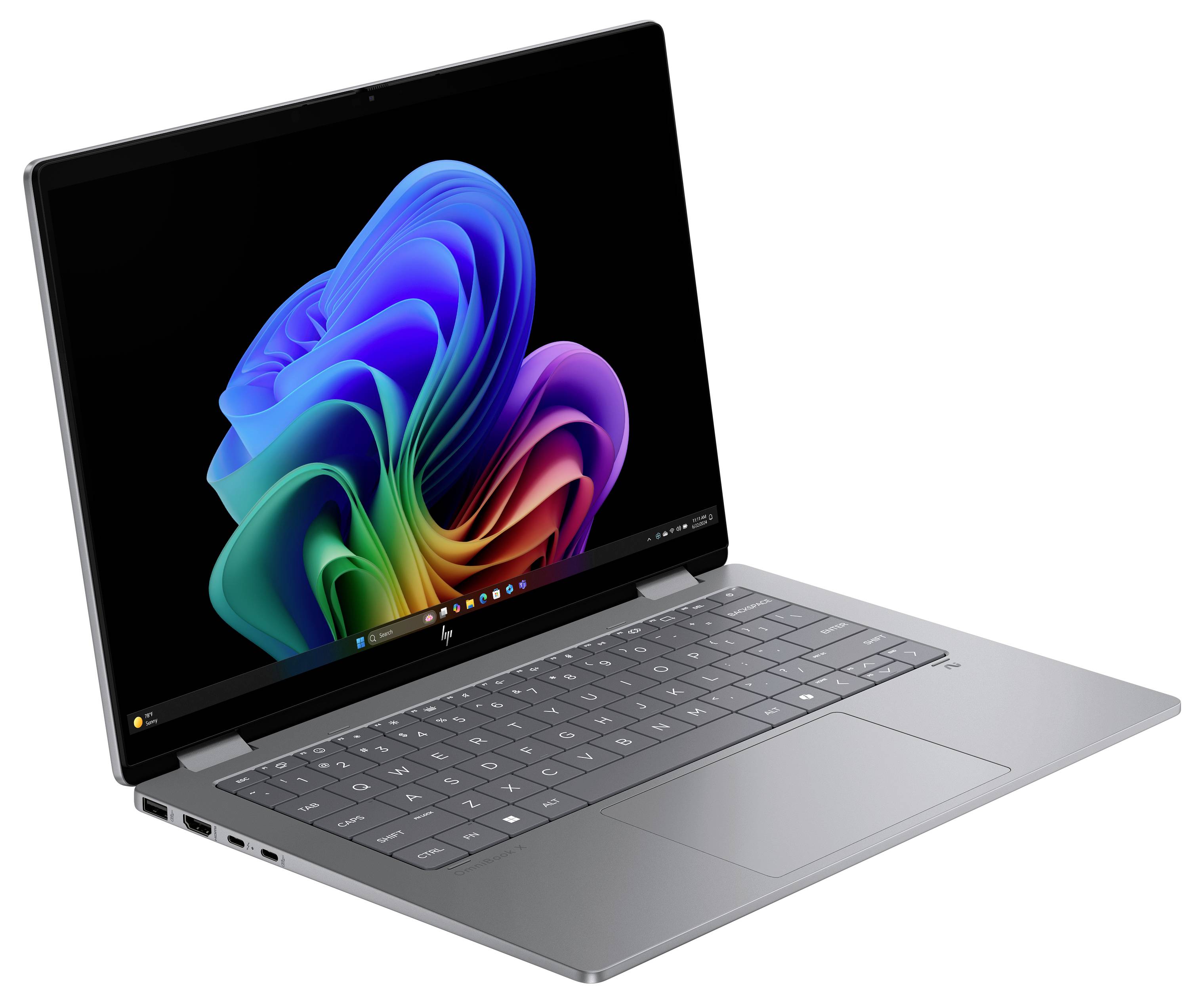 Ein schlanker, silberner Laptop, der offen ein lebendiges, farbenfrohmtes abstraktes Design auf dem Bildschirm zeigt, vor einem einfachen weißen Hintergrund.