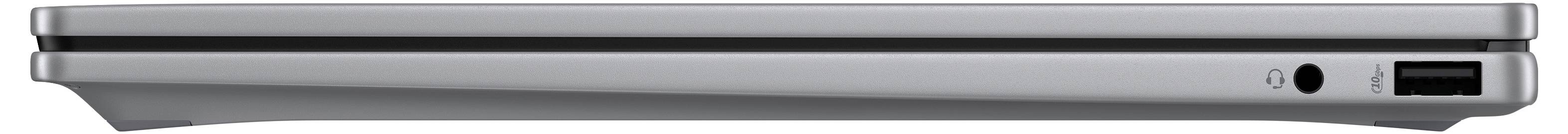 Geschlossener silberner Laptop von der Seite betrachtet, der ein schlankes Profil mit einer Kopfhörerbuchse und einem USB-Anschluss zeigt.