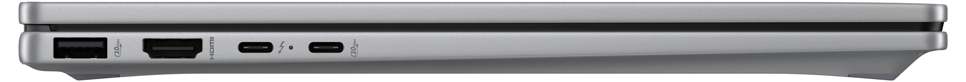 Ein geschlossener silberner Laptop, von der Seite betrachtet, der verschiedene Anschlüsse wie USB und HDMI zeigt.