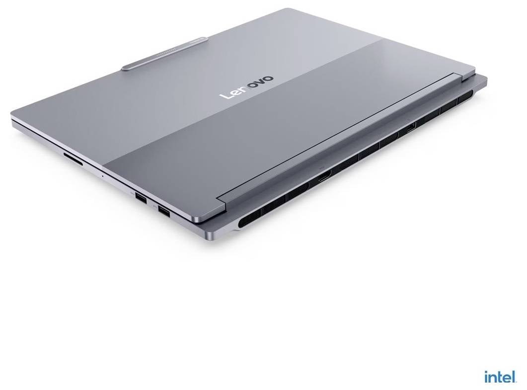 Ein geschlossener silberner Lenovo-Laptop mit sichtbaren Lüftungsöffnungen und Anschlüssen, mit dem Intel-Logo in der unteren rechten Ecke.