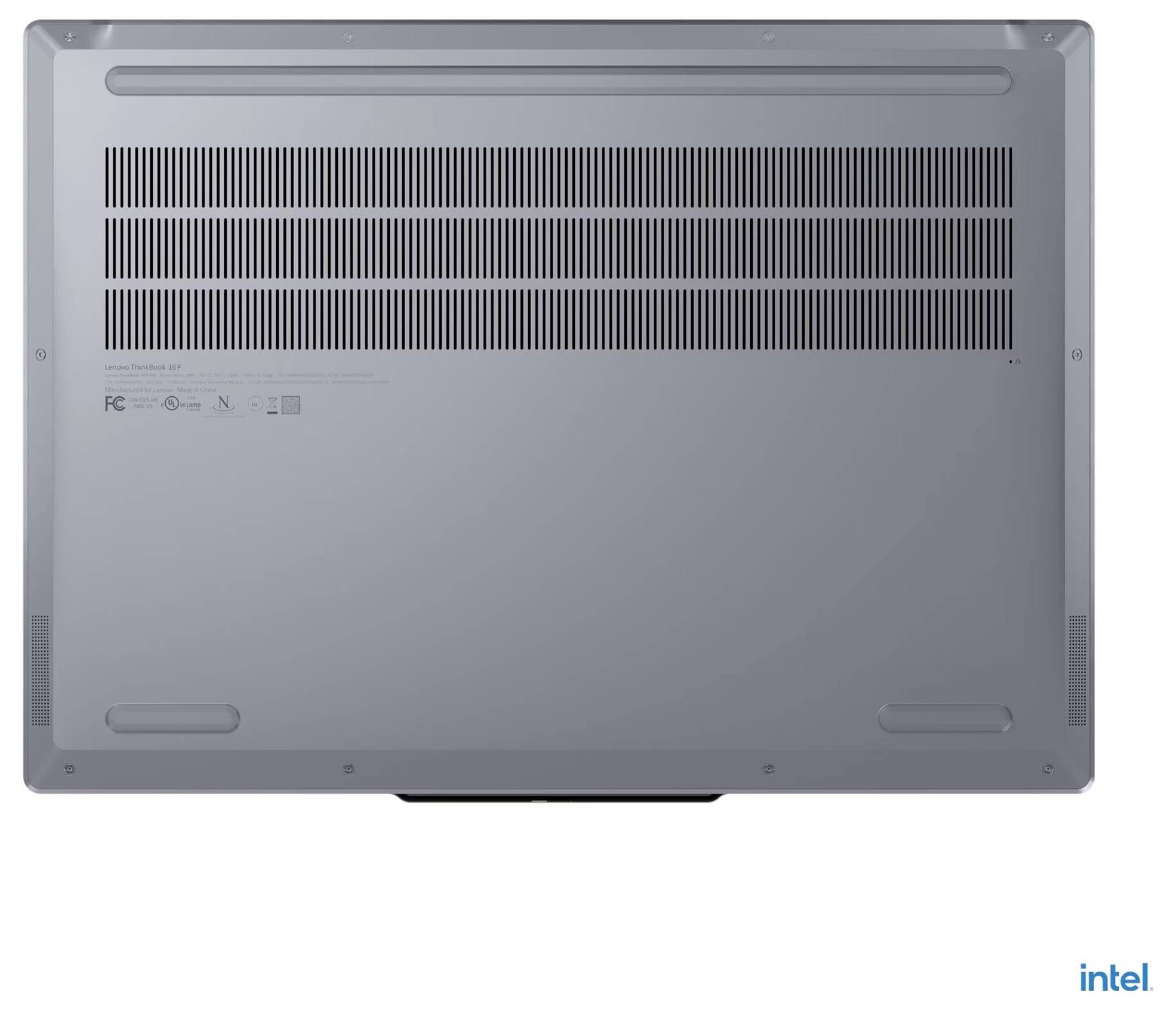 Das Bild zeigt die Unterseite eines Laptops mit Belüftungsschlitzen und behördlichen Kennzeichnungen. Das „Intel"-Logo befindet sich in der unteren rechten Ecke.