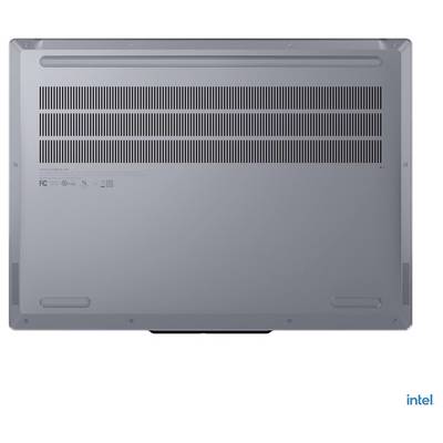 Das Bild zeigt die Unterseite eines Laptops mit Belüftungsschlitzen und behördlichen Kennzeichnungen. Das „Intel"-Logo befindet sich in der unteren rechten Ecke.