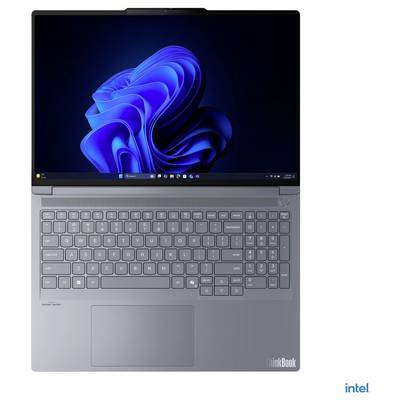 Ein eleganter grauer Laptop mit angezeigtem Windows-11-Startbildschirm. Er verfügt über eine vollständige Tastatur und ein Intel-Logo in der unteren rechten Ecke.
