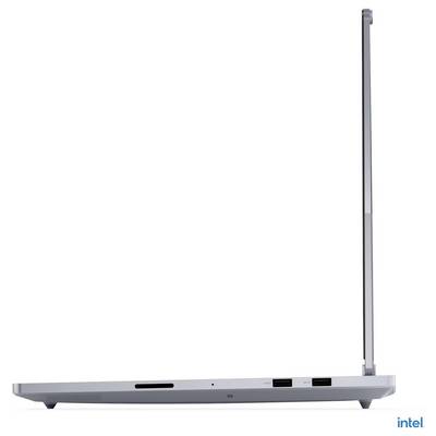 Ein eleganter, silberner Laptop, von der Seite gezeigt, teilweise geöffnet, um das schlanke Design zu enthüllen; das Logo "Intel" wird in der unteren rechten Ecke angezeigt.