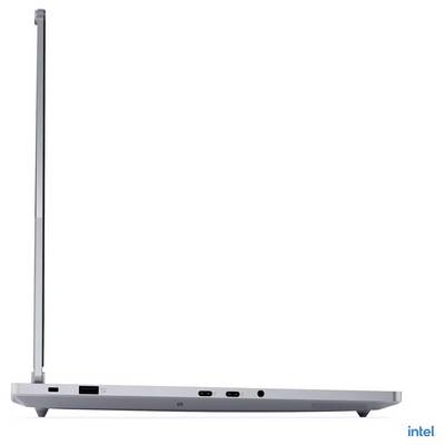 Ein von der Seite betrachteter Laptop, der ein dünnes Profil mit mehreren Anschlüssen zeigt, darunter USB und HDMI an seiner Kante.