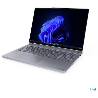 Ein silberner Laptop mit einer blauen abstrakten Tapete auf seinem Bildschirm, mit Tastatur und Trackpad. Das Logo "ThinkBook" ist sichtbar.