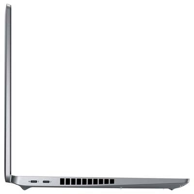 Ein schlanker silberner Laptop, der teilweise geöffnet ist und Seitenports sowie Lüftungsgitter zeigt, auf weißem Hintergrund.