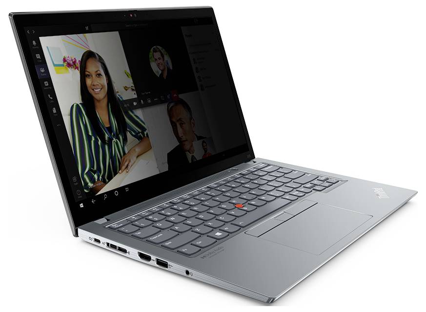 Ein Laptop zeigt eine Videokonferenz mit zwei sichtbaren Personen auf dem Bildschirm, der Fokus liegt auf dem offenen Bildschirm und der Tastatur.