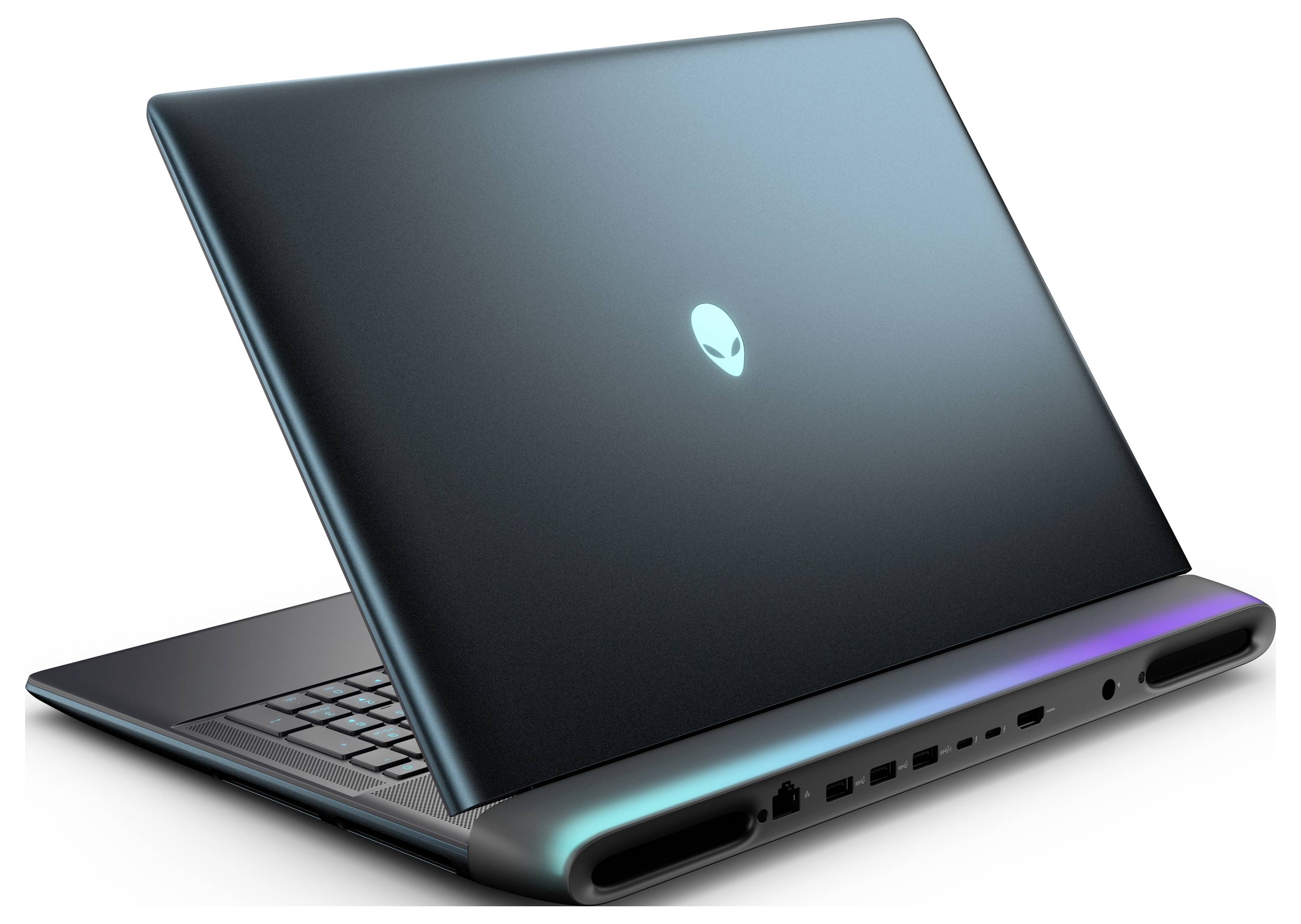 Ein schlanker, offener Gaming-Laptop mit leuchtendem Alien-Logo auf der Rückseite, verschiedene Anschlüsse an der Seite zeigend und ein fokussiertes Design für Leistung.