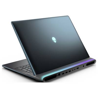 Ein schlanker, offener Gaming-Laptop mit leuchtendem Alien-Logo auf der Rückseite, verschiedene Anschlüsse an der Seite zeigend und ein fokussiertes Design für Leistung.