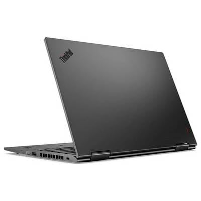 Ein schlanker, schwarzer Laptop mit einem futuristischen, digitalen Krieger auf seinem Bildschirm. Die Tastatur leuchtet blau, mit einem weiteren geschlossenen Laptop, der dahinter angewinkelt ist.