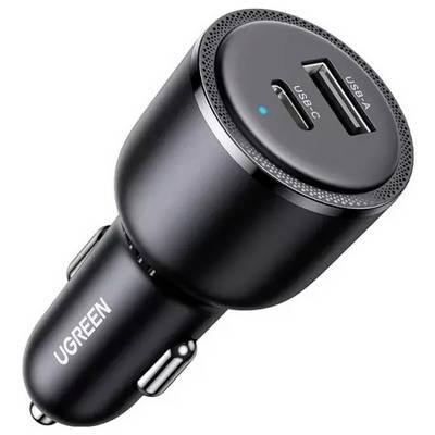 Ein schwarzes Ugreen-Autoladegarät mit zwei USB-Anschlüssen, einer mit der Bezeichnung „USB A" und der andere mit „USB C", mit einer kleinen Kontrollleuchte.