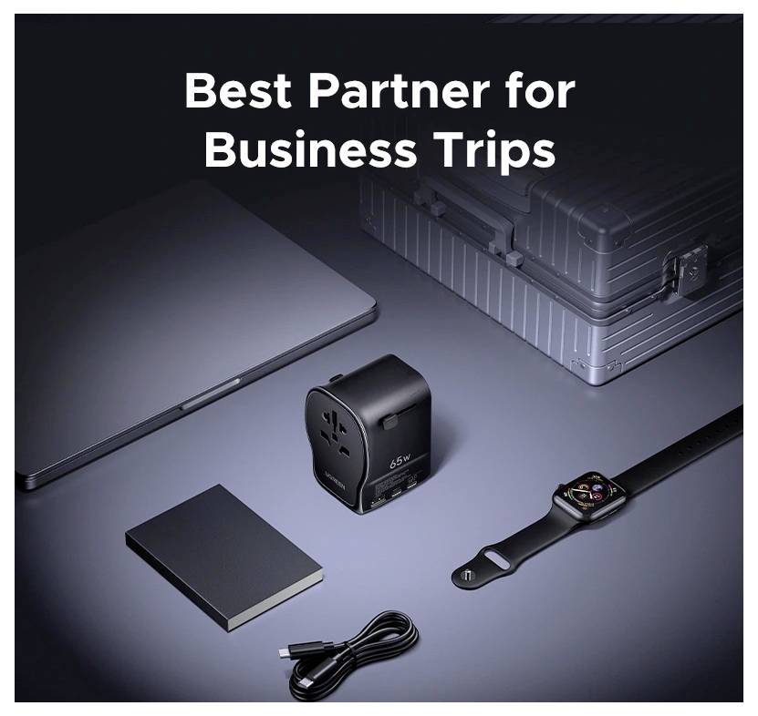 Ein reisefreundlicher Stromanschlussadapter mit USB-Anschlüssen neben einem geschlossenen Laptop, einer Smartwatch, einem Koffer und einem Ladekabel unter dem Text „Bester Partner für Geschäftsreisen".