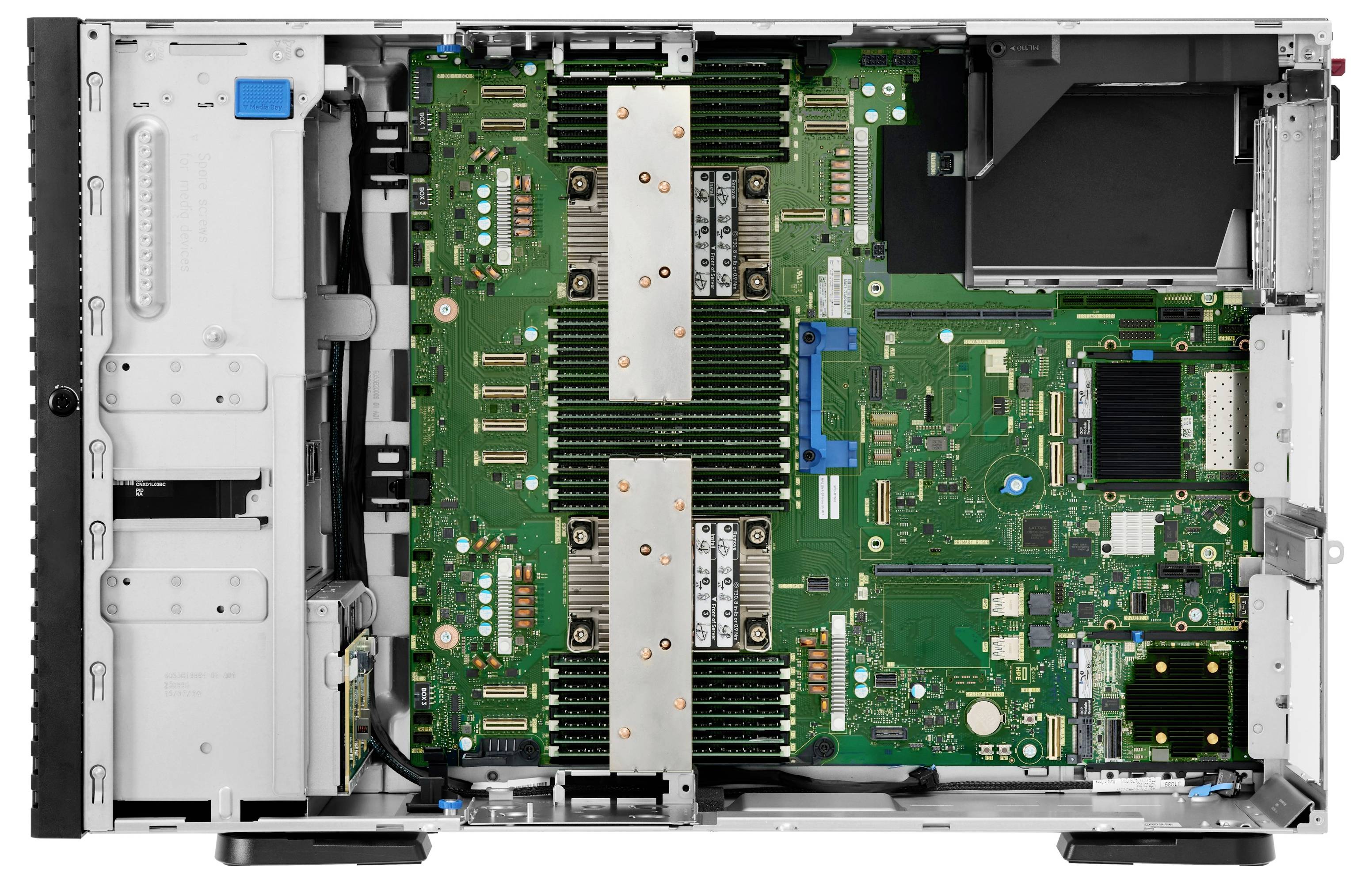 Ein offener Computer-Server, der interne Komponenten wie Leiterplatten, Prozessoren, Kühlsysteme und Verkabelung zeigt, und die Hardware-Anordnung illustriert.