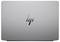 Ein geschlossener silberner Laptop mit dem HP-Logo in der Mitte auf dem Deckel.
