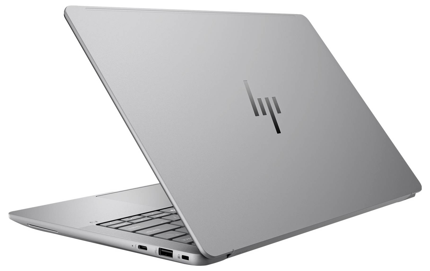 Ein silberner Laptop mit geschlossenem Deckel, auf dem das HP-Logo in der Mitte zu sehen ist, von hinten links angewinkelt aufgenommen, wobei ein Teil der Tastatur sichtbar ist.
