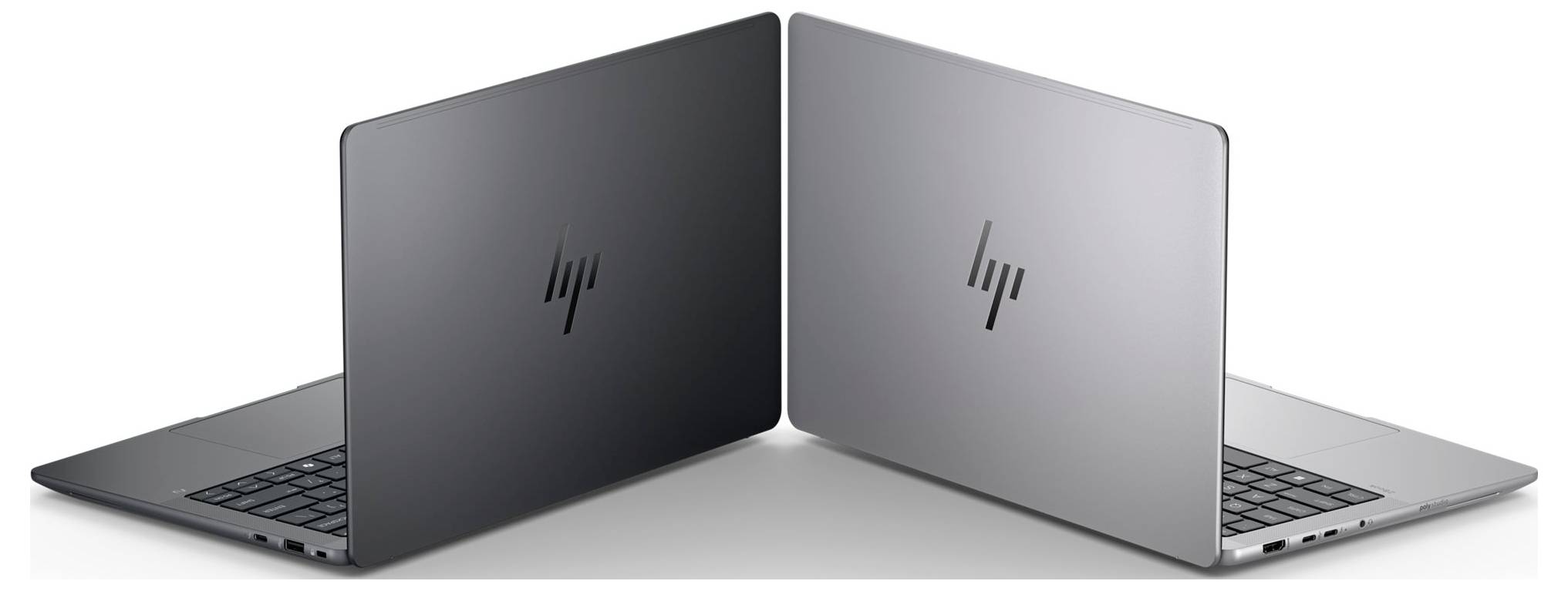 Zwei HP-Laptops mit geöffneten Deckeln Rücken an Rücken, zeigen Vorderseiten und beleuchtete Tastaturen. Der linke Laptop ist dunkler; der rechte ist heller.