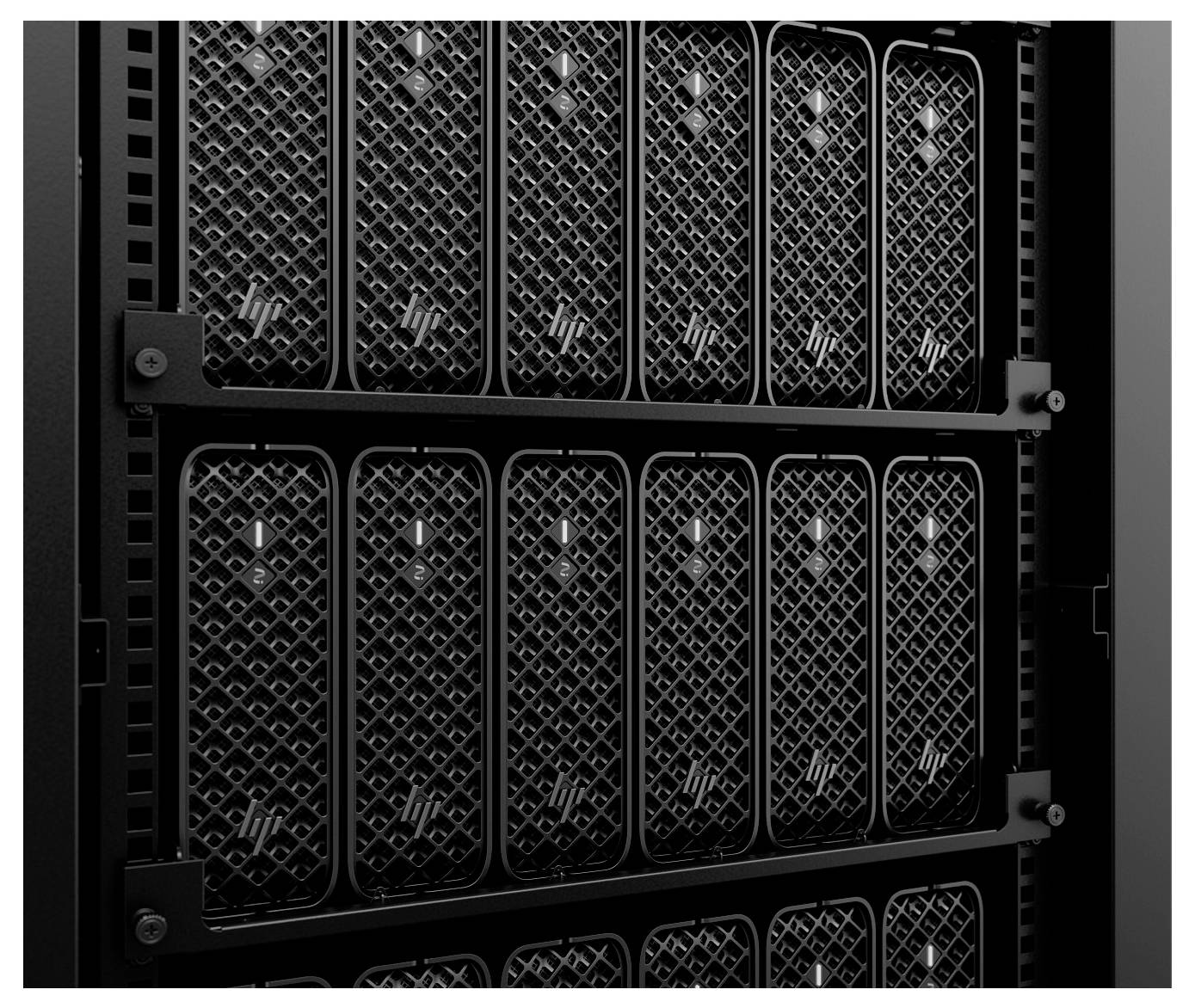 Ein Nahaufnahmebild von Computerserverracks, die ein Gitter von belüfteten Paneelen in einer Datencenter-Umgebung zeigen.