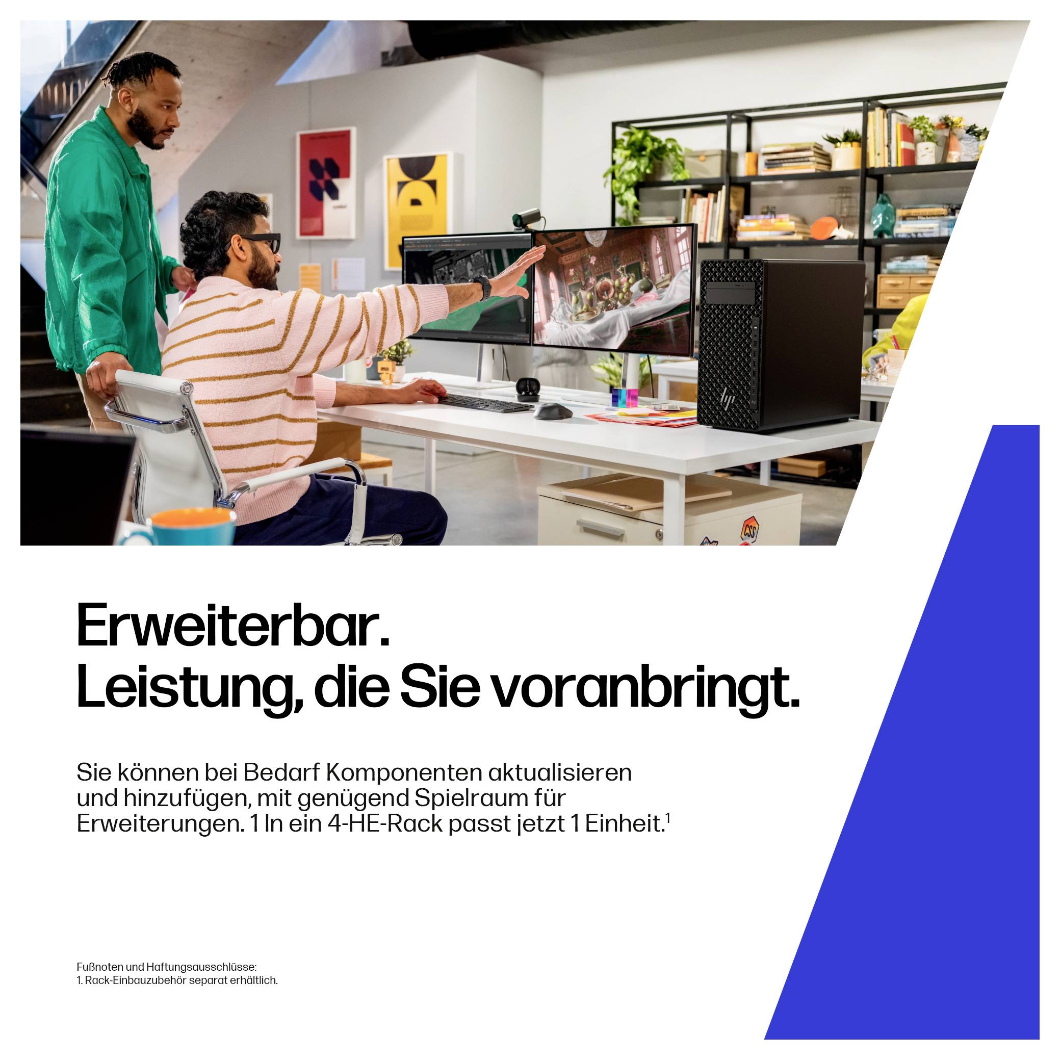 Ein Mann zeigt einem anderen eine Computerkomponente in einem Büro. Text: 'Erweiterbar. Leistung, die Sie voranbringt.'