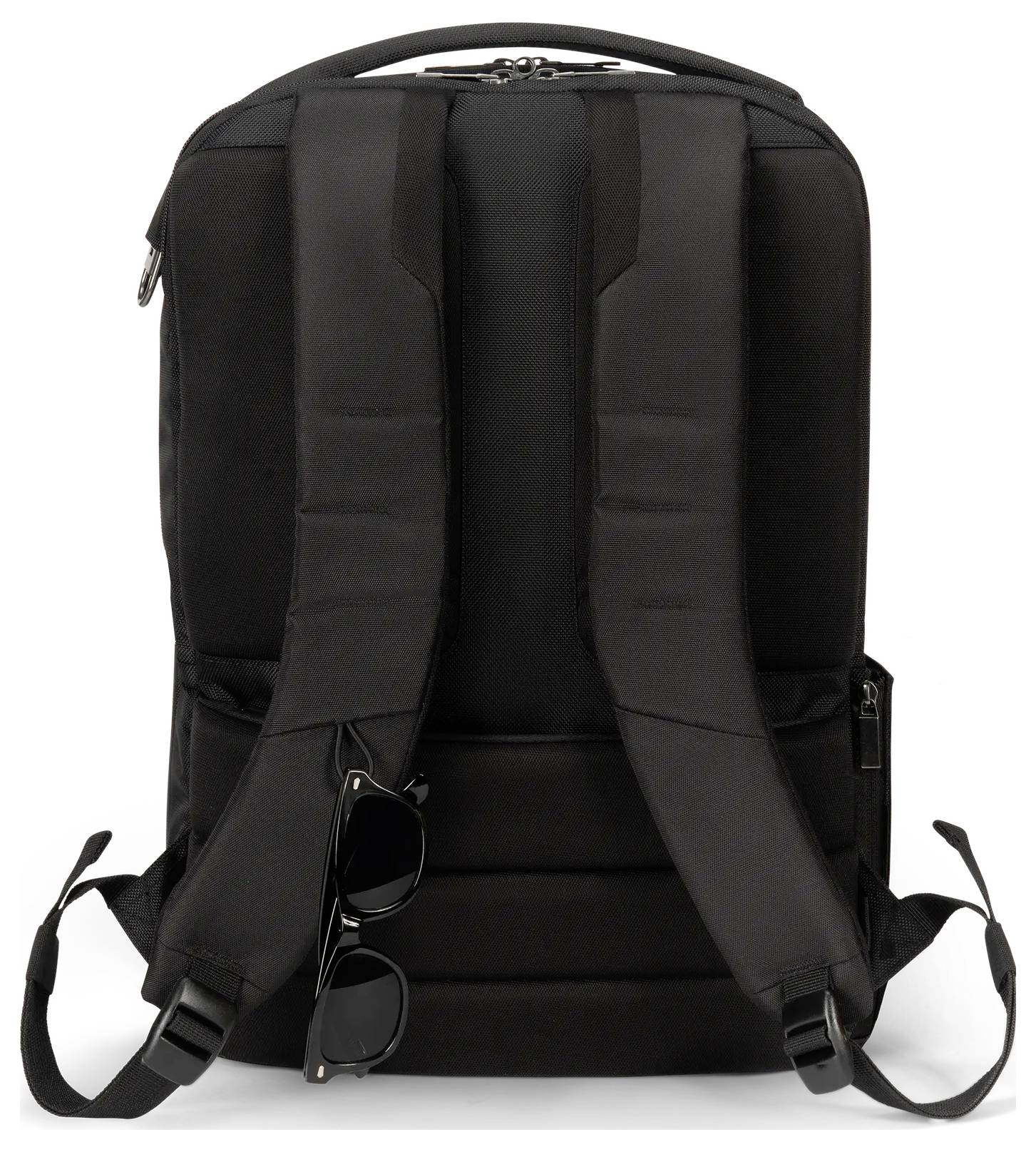 Ein schwarzer Rucksack mit gepolsterten Schultergurten und einer Sonnenbrille, die an einem Riemen hängt.