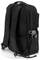 Schwarzer Rucksack mit gepolsterten Schultergurten, einem Tragegriff oben und mehreren Fächern. Eine Wasserflasche wird in einer Seitentasche verstaut.
