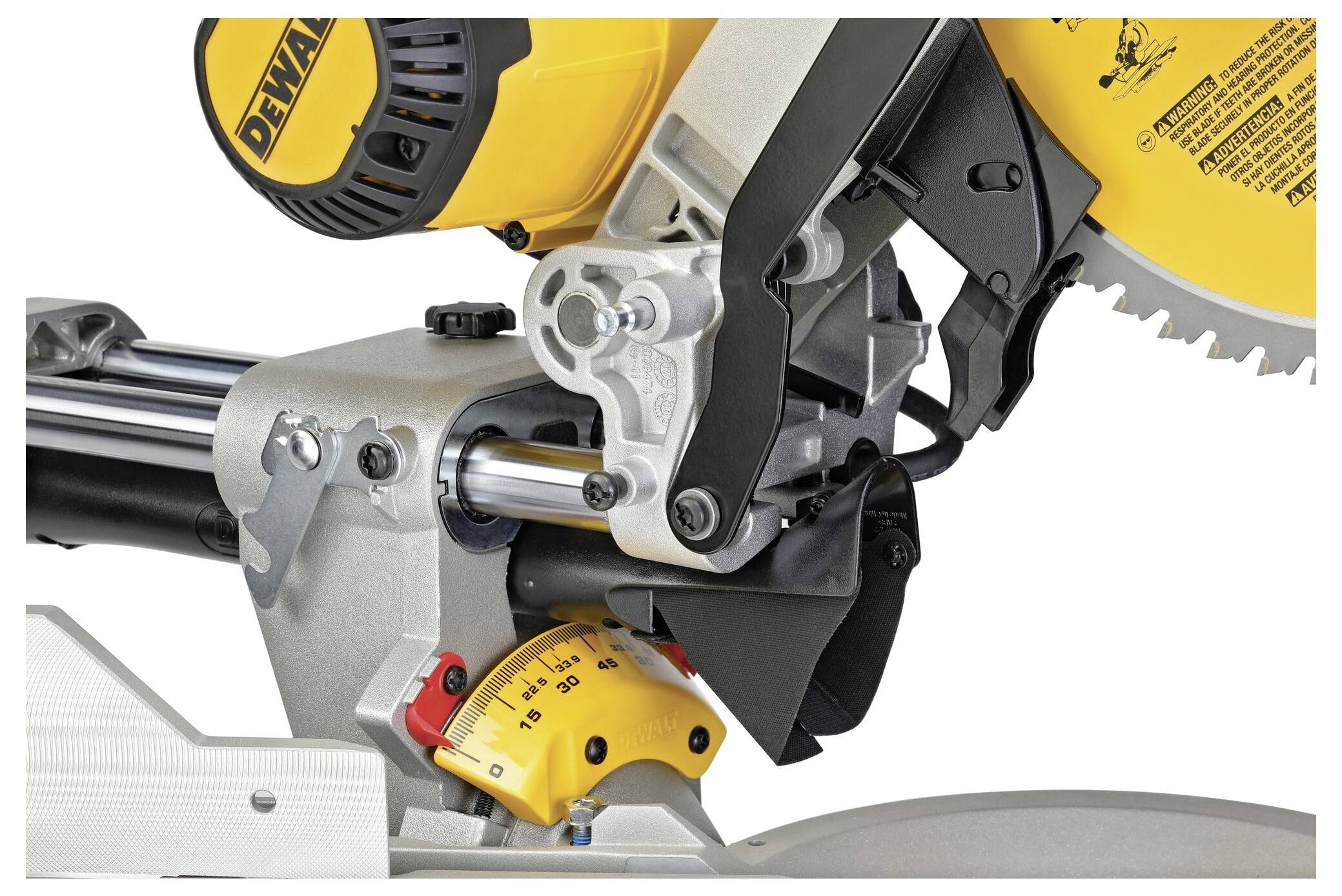 Nahaufnahme des Einstellmechanismus einer Gehrungssäge, die ihre Winkelskala für präzises Schneiden zeigt und die Präzision und Funktionalität des Werkzeugs hervorhebt.