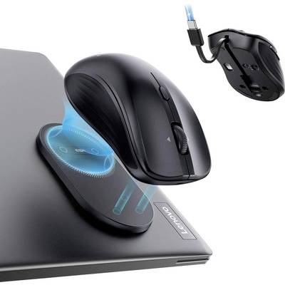 Eine kabellose schwarze Maus lädt auf einem Laptop mit einem abnehmbaren magnetischen Pad auf und zeigt ihre Doppelfunktion zum Laden und zur Verwendung.