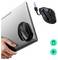 Eine Hand hält einen Laptop mit einer Maus, die magnetisch an seiner Seite befestigt ist; in der Nähe eine Maus mit USB- und Bluetooth-Symbolen darunter.