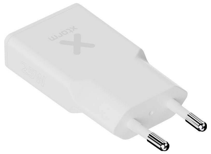 Ein weißes 25-W-USB-Wandladegerät mit Steckern für eine europäische Steckdose, mit der Beschriftung „25W" in der Nähe des unteren Endes.