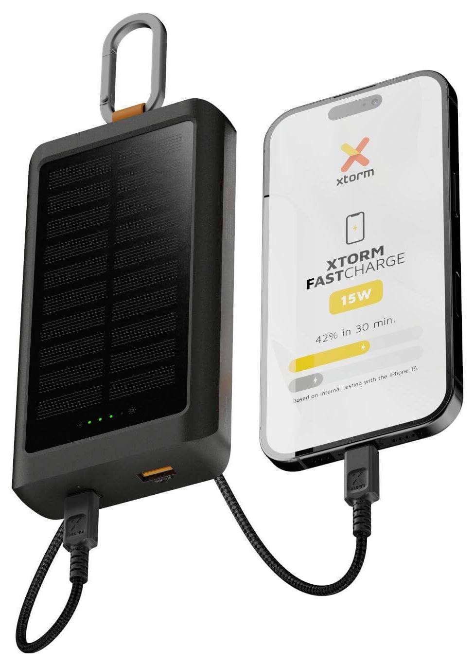 Ein tragbares, solarbetriebenes Akku-Pack lädt ein Smartphone über ein Kabel auf. Das Pack zeigt den Ladestatus mit vier LED-Leuchten an.