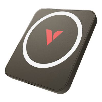 Ein schwarzes, abgerundetes Quadrat-App-Symbol mit einem weißen Ring und einem roten stilisierten "V" in der Mitte.