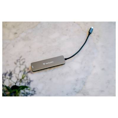 Ein Verbatim USB-C-Hub ruht auf einer Marmoroberfläche, wobei sein angeschlossenes Kabel in einem blauen USB-Stecker endet.