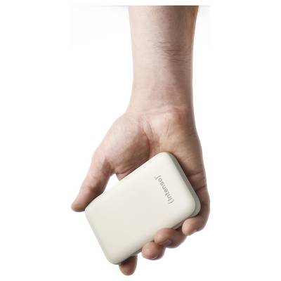 Eine Person hält eine kleine rechteckige externe Festplatte mit der Marke „Intenso" in der Hand, die ein Weiß-Grau-Farbschema aufweist.