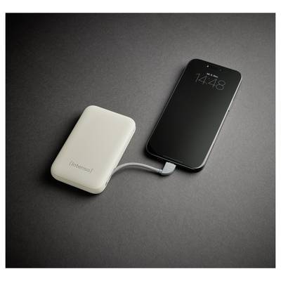 Ein Smartphone, das über ein Kabel mit einer tragbaren Powerbank verbunden ist, ruht auf einer dunklen Oberfläche. Der Telefonbildschirm zeigt die Uhrzeit 14:48 an.