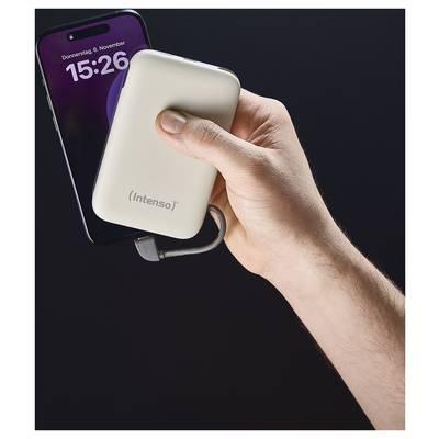 Eine Hand hält ein Smartphone, das über ein Kabel mit einer Intenso-Powerbank verbunden ist. Das Telefon zeigt die Zeit 15:26 an einem Donnerstag an.