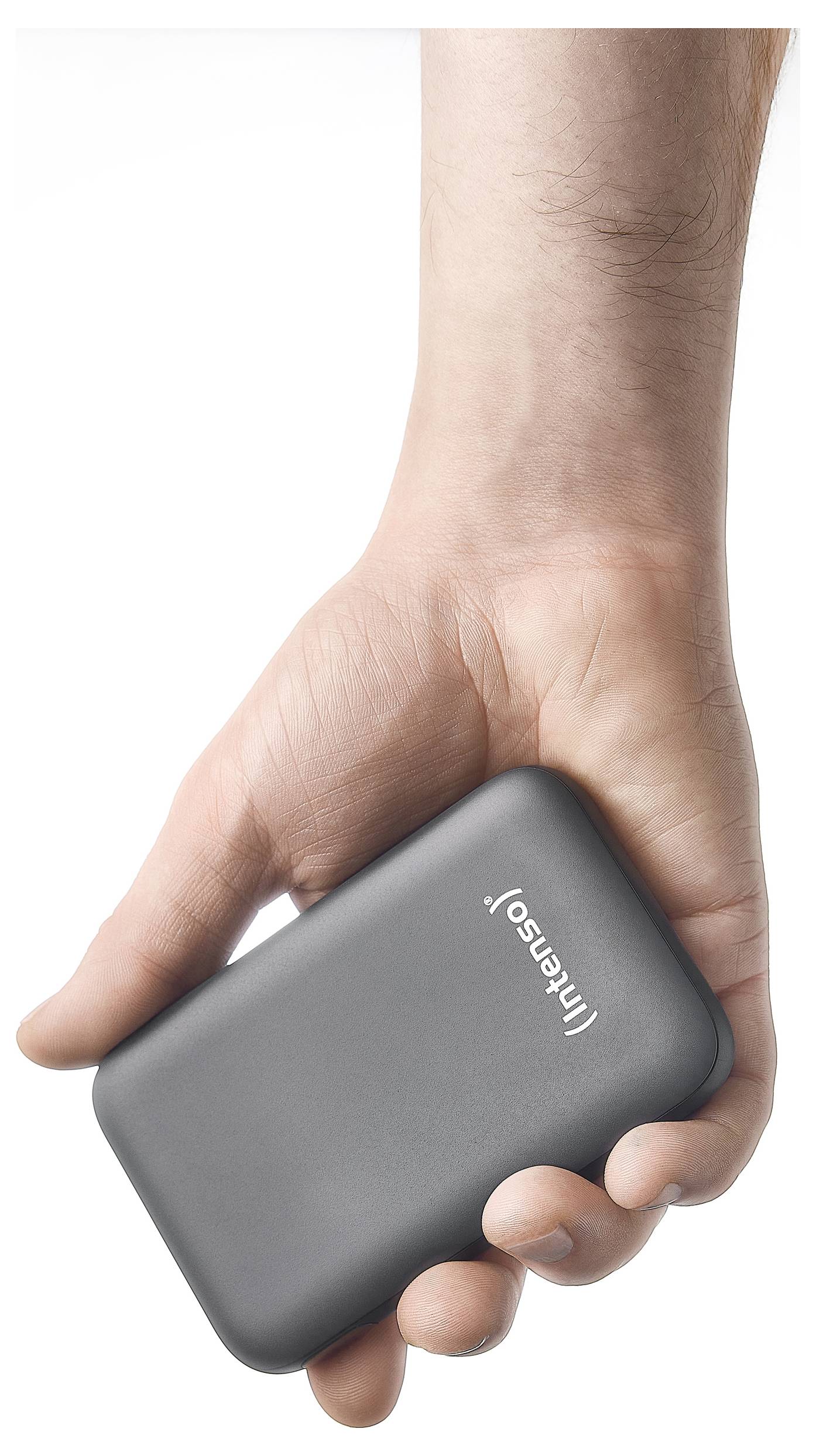 Eine Hand, die eine kleine, schwarze, tragbare externe Festplatte mit der Aufschrift "Intenso" hält, was Kompaktheit und Portabilität anzeigt.